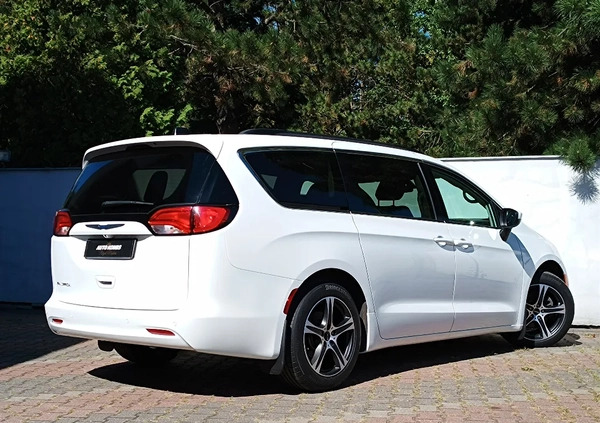 Chrysler Pacifica cena 99900 przebieg: 66800, rok produkcji 2018 z Piaseczno małe 172